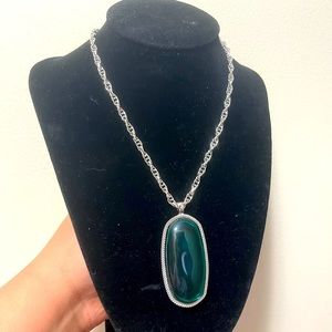 🌹New🎉 long sliver Chain necklace with large green faux gem